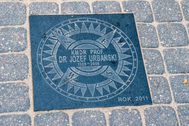 Rewa, Polonya - 21 Ağustos 2021: Mareşal Jozef Pilsudski 'nin adını taşıyan Ulusal Deniz İnsanları Geçidi. Jozef Urbanski Plaketi.