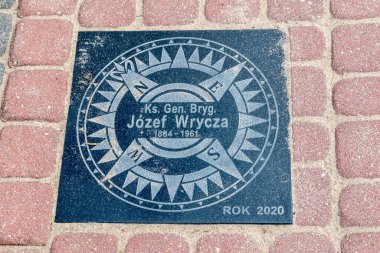 Rewa, Polonya - 21 Ağustos 2021: Mareşal Jozef Pilsudski 'nin adını taşıyan Ulusal Deniz İnsanları Geçidi. Jozef Wrycza plaketi.