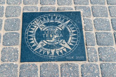 Rewa, Polonya - 21 Ağustos 2021: Mareşal Jozef Pilsudski 'nin adını taşıyan Ulusal Deniz İnsanları Geçidi. Leonid Teliga Plaketi.