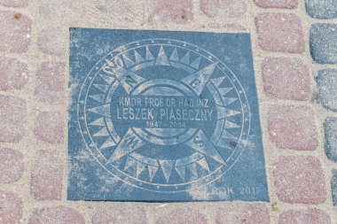 Rewa, Polonya - 21 Ağustos 2021: Mareşal Jozef Pilsudski 'nin adını taşıyan Ulusal Deniz İnsanları Geçidi. Leszek Piaseczny Plaketi.