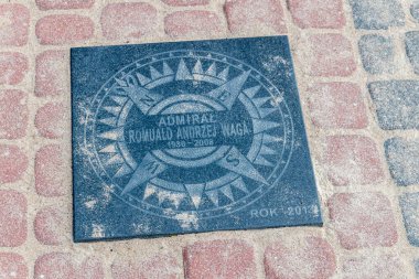 Rewa, Polonya - 21 Ağustos 2021: Mareşal Jozef Pilsudski 'nin adını taşıyan Ulusal Deniz İnsanları Geçidi. Romuald Andrzej Waga plaketi..