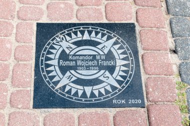 Rewa, Polonya - 21 Ağustos 2021: Mareşal Jozef Pilsudski 'nin adını taşıyan Ulusal Deniz İnsanları Geçidi. Romalı Wojciech Francki plaketi.