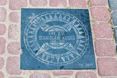 Rewa, Polonya - 21 Ağustos 2021: Mareşal Jozef Pilsudski 'nin adını taşıyan Ulusal Deniz İnsanları Geçidi. Stanislaw Kosko Plaketi.