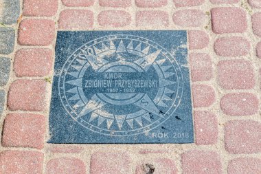 Rewa, Polonya - 21 Ağustos 2021: Mareşal Jozef Pilsudski 'nin adını taşıyan Ulusal Deniz İnsanları Geçidi. Zbigniew Przybyszewski plaketi.