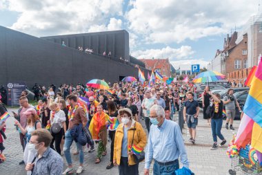 Gdansk, Polonya - 21 Ağustos 2021: Geçit törenine katılan bir grup insan eşcinselleri, lezbiyenleri ve biseksüelleri kutluyor. Tricity Eşitlik Yürüyüşü.