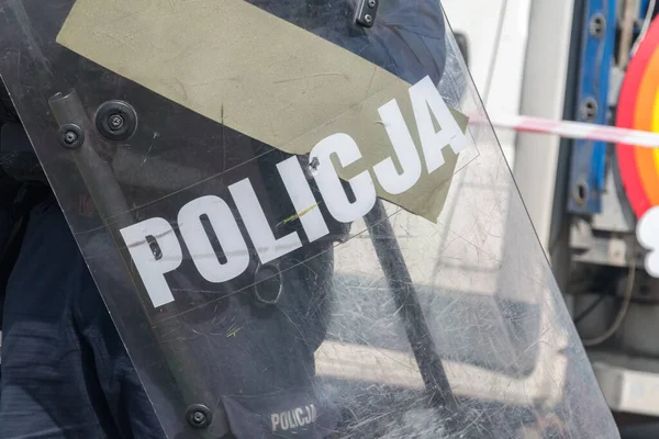波兰语 Policja 关于以盾牌控制抗议或示威人群的案文 — 图库照片