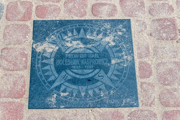 Rewa, Polonya - 21 Ağustos 2021: Mareşal Jozef Pilsudski 'nin adını taşıyan Ulusal Deniz İnsanları Geçidi. Boleslaw Kasprowicz Plaketi.