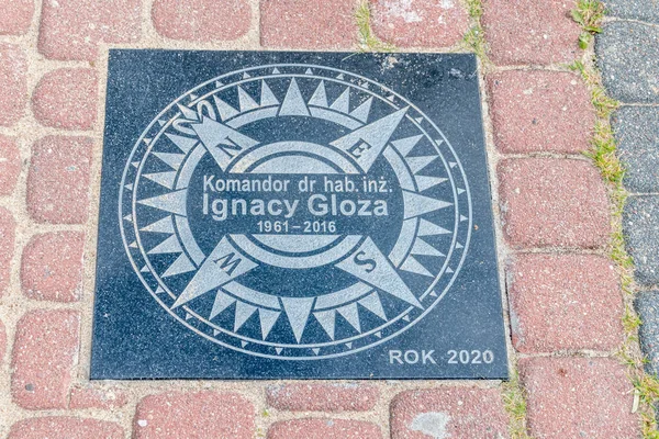 Rewa, Polonya - 21 Ağustos 2021: Mareşal Jozef Pilsudski 'nin adını taşıyan Ulusal Deniz İnsanları Geçidi. Ignacy Gloza Plaketi.
