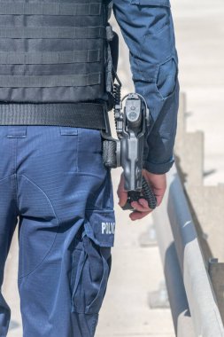 Gdansk, Polonya - 21 Ağustos 2021: Polis kılıfında Beretta tabancası.