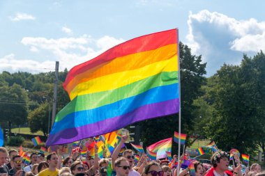 Gdansk, Polonya - 21 Ağustos 2021: LGBT bayrağı eşitlik yolunda. Gökkuşağı bayrağı 1970 'lerden beri kullanılan lezbiyen, gey, biseksüel, transseksüel ve eşcinsel (LGBT) gurur ve LGBT sosyal hareketlerinin sembolüdür..