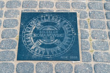 Rewa, Polonya - 21 Ağustos 2021: Mareşal Jozef Pilsudski 'nin adını taşıyan Ulusal Deniz İnsanları Geçidi. Boleslaw Romanowski Plaketi.