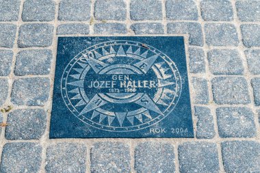 Rewa, Polonya - 21 Ağustos 2021: Mareşal Jozef Pilsudski 'nin adını taşıyan Ulusal Deniz İnsanları Geçidi. Jozef Haller plaketi.