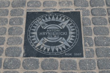 Rewa, Polonya - 21 Ağustos 2021: Mareşal Jozef Pilsudski 'nin adını taşıyan Ulusal Deniz İnsanları Geçidi. Antoni Hryniewicki 'nin plaketi.
