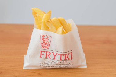 Pruszcz Gdanski, Polonya - 23 Ağustos 2021: KFC (Kentucky Fried Chicken) patates kızartması.