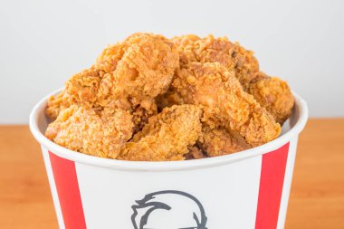 Pruszcz Gdanski, Polonya - 23 Ağustos 2021: KFC, Kentucky Fried Chicken hot wings in bucket.