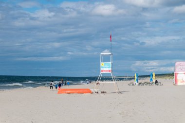 Krynica Morska, Polonya - 17 Ağustos 2021: Baltık Denizi 'nde kırmızı bayraklı gözetleme kulesi. Kumsalda kırmızı bayrak turistlere yüzmemeleri için uyarıdır..