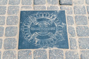 Rewa, Polonya - 21 Ağustos 2021: Mareşal Jozef Pilsudski 'nin adını taşıyan Ulusal Deniz İnsanları Geçidi. Remiszewska Damsz Plaketi.