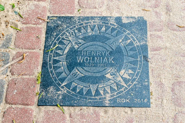 Rewa, Polonya - 21 Ağustos 2021: Mareşal Jozef Pilsudski 'nin adını taşıyan Ulusal Deniz İnsanları Geçidi. Henryk Wolniak plaketi..