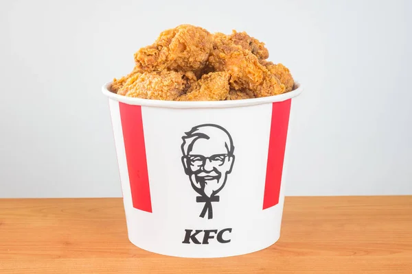 Pruszcz Gdanski, Polonya - 23 Ağustos 2021: Bir sürü KFC tavuk kanadı KFC (Kentucky Fried Chicken) fast food. Harland Sanders simgesiyle ikonik kova.