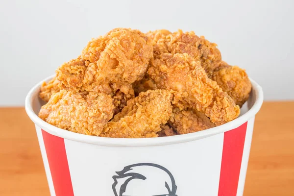 Pruszcz Gdanski Polen Augustus 2021 Kfc Kentucky Gefrituurde Kippenvleugeltjes Emmer — Stockfoto