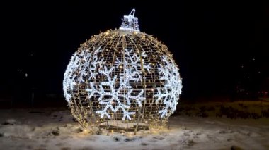 Açık hava dekoratif tatil ışıkları büyük bir noel ziyafeti..