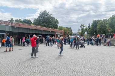 Malbork, Polonya - 26 Ağustos 2021: Malbork 'taki şato müzesinin bilet ofisindeki insanlar.