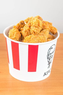 Pruszcz Gdanski, Polonya - 23 Ağustos 2021: KFC, Kentucky Fried Chicken hot wings in iconcc bucket.