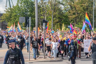 Gdansk, Polonya - 21 Ağustos 2021: Tricity eşitlik yürüyüşünde kalabalık yürüyor ve çeşitli gökkuşağı bayrakları taşıyor.