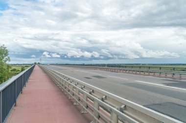 Polonya 'nın Tczew kenti yakınlarındaki Vistula nehri üzerindeki Knybawski köprüsünün görüntüsü.