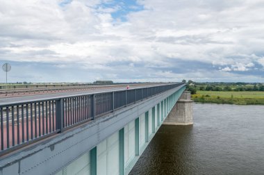 Polonya 'nın Tczew kenti yakınlarındaki Vistula nehri üzerindeki Knybawski köprüsü.