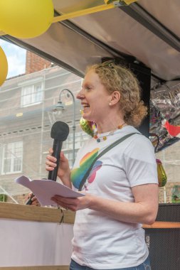 Gdansk, Polonya - 21 Ağustos 2021: İrlanda Büyükelçisi Emer O 'Connell Tricity Equality March.