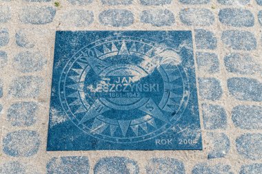 Rewa, Polonya - 21 Ağustos 2021: Mareşal Jozef Pilsudski 'nin adını taşıyan Ulusal Deniz İnsanları Geçidi. Jan Leszczynski plaketi.