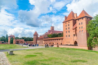 Malbork, Polonya - 26 Ağustos 2021: Malbork 'taki Töton Şövalyeleri kalesinde yaz manzarası. Dünya Mirasları Listesi UNESCO.