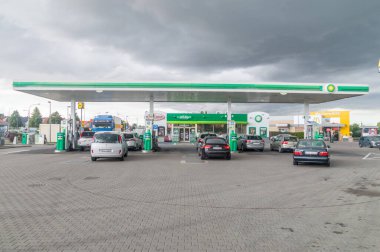 Tczew, Polonya - 26 Ağustos 2021: Bulutlu bir günde BP benzin istasyonu.