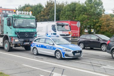 Malbork, Polonya - 26 Ağustos 2021: Işıklı polis arabası.