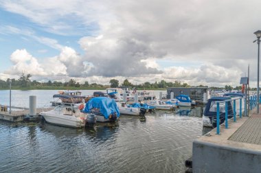 Malbork, Polonya - 26 Ağustos 2021: Nogat Nehri Yat Limanı.