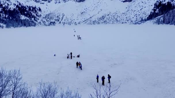 Zakopane Poland December 2021 Tourists Frozen Morskie Oko Lake Tatra — Stockvideo