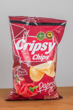 Pruszcz Gdanski, Polonya - 13 Eylül 2021: Kırmızı biber aromalı cips.
