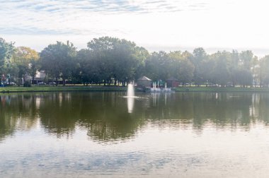 Milenyum 'daki Gölet (Tysiaclecia) Parkı.