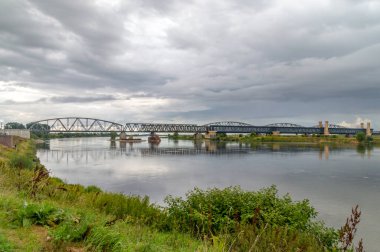 Polonya 'nın Tczew şehrinde bulutlu bir günde Vistula nehri üzerindeki eski köprüler.