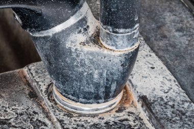 Siyah su musluğunda kireç pulu.