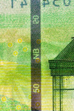 50 NOK banknotunun içindeki plastik güvenlik şeridi. Norveç kronu üzerindeki güvenlik şeridi kalpazanları önlemek için oluşturuldu.