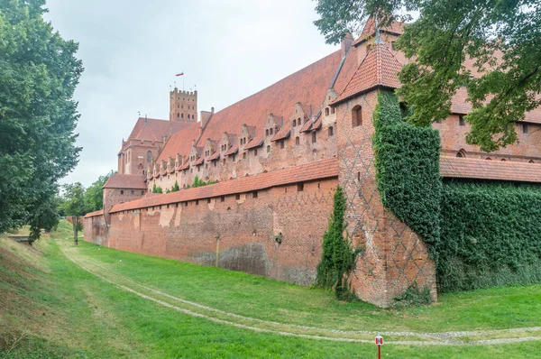 Burggraben Mit Wehrmauer Der Burg Marienburg Bei Bewölktem Tag — Stockfoto
