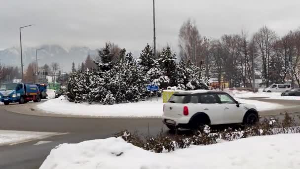 Zakopane Poland December 2021 Traffic Solidarity Roundabout Winter Time — Vídeo de Stock