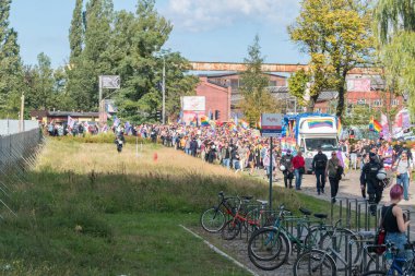 Gdansk, Polonya - 21 Ağustos 2021: Lezbiyen, eşcinsel, biseksüel, transgender (LGBTQ) üyeleri ve destekçileri onur yürüyüşüne katıldı.