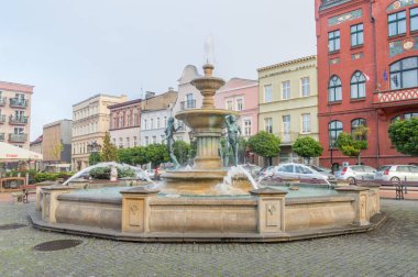 Chojnice, Polonya - 22 Eylül 2021: Chojnice 'deki Old Market Meydanı' ndaki çeşme.