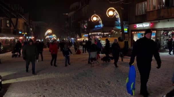 Zakopane Poland December 2021 Tourists Walking Krupowki Night Popular Krupowki — Stock Video