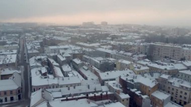 Kielce, Polonya - 27 Aralık 2021: Kışın bulutlu bir günde Kielce 'nin merkezinde hava manzarası.
