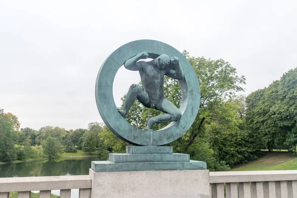 ノルウェーのオスロ 2021年9月24日 ヴィーグランド公園のリングの男の彫刻 — ストック写真