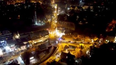 Zakopane, Polonya - 27 Aralık 2021: Krupowki caddesinde gece hava manzarası.